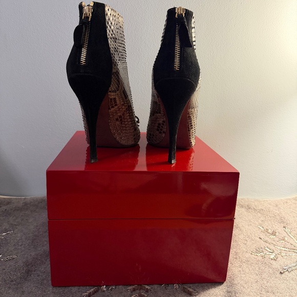 Nina Ricci bow accent snake skin, high heel booties. - Picture 3 of 5